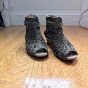 Earth Intrepid Dark Olive Green Suede Shootie, Size 5